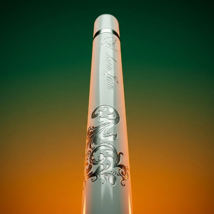 Nahaufnahme der Gravur auf einem weißen Infinity Pen: Name Anna-Lena in Schreibschrift und Blatt-Symbol