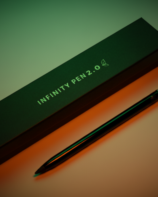 personalisierter-infinity-pen-schwarz-mit-lasergravur-kursivschrift