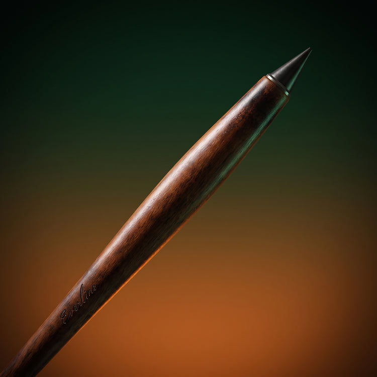 Infinity Pen Everline aus Holz mit Metallspitze und Everline-Gravur, Nahaufnahme
